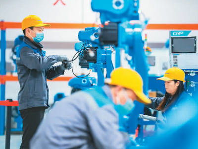 國產(chǎn)工業(yè)機(jī)器人“大顯身手” 機(jī)械手引領(lǐng)智造新浪潮